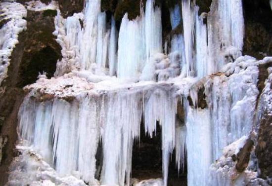 آبشار اخلمد مشهد در زمستان